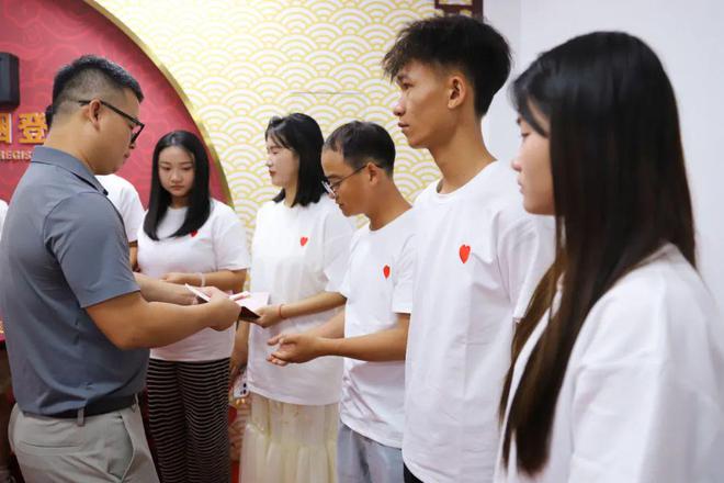 269对新人浪漫领证！“520”甜度爆表儋州(图2)